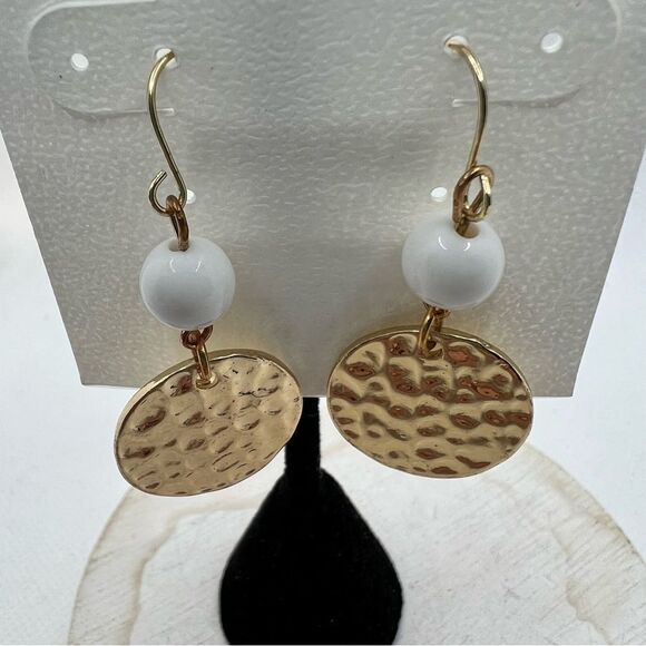 New A&I Hammered Gold Disc White Beaded Dangle Drop Earring - Picture 2 of 4